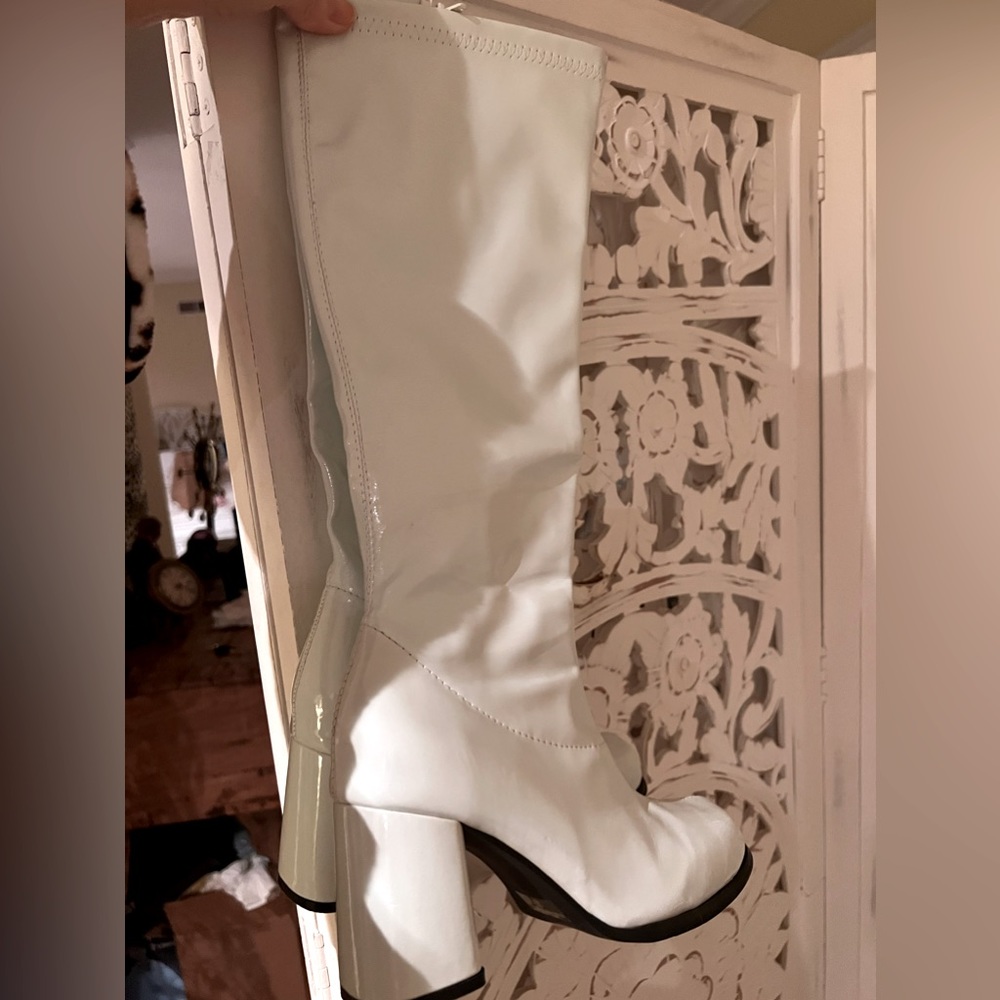 White Shiny Knee-high Gogo Boots